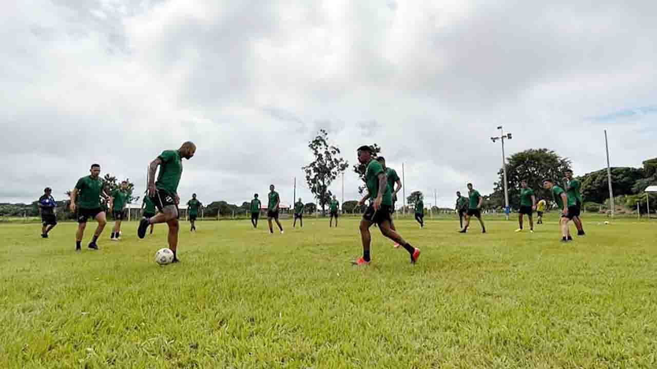 [Elenco do ABC treinou segunda e terça-feira no campo do Sinpol-MS, em Campo Grande. (Foto: Rennê Carvalho/ABC FC]