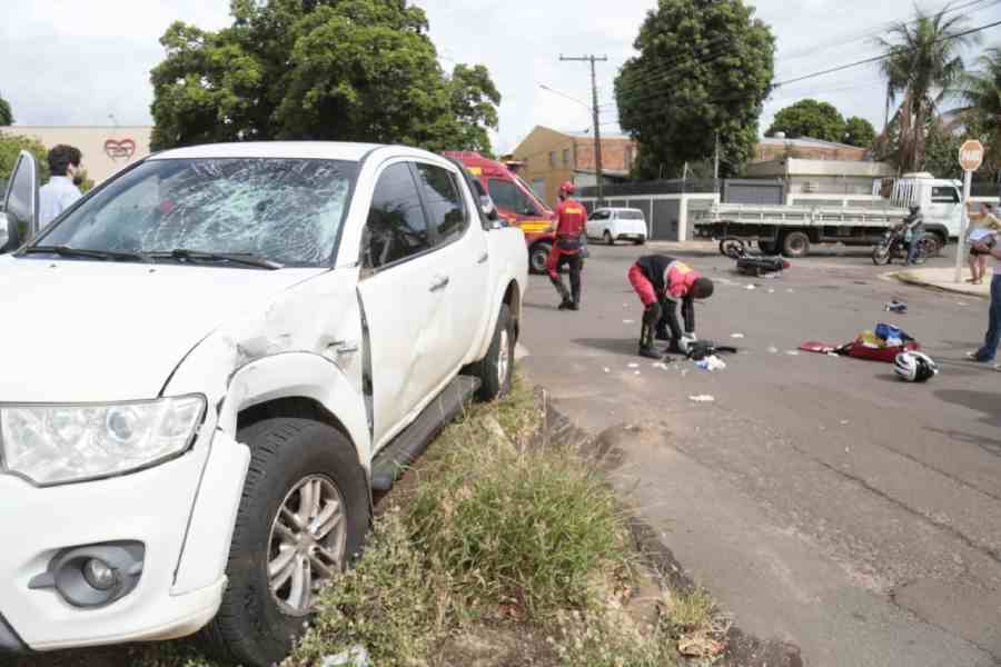 acidente camionete moto - VÍDEO: Motociclista fica em estado grave e é reanimado pelos bombeiros após acidente em Campo Grande