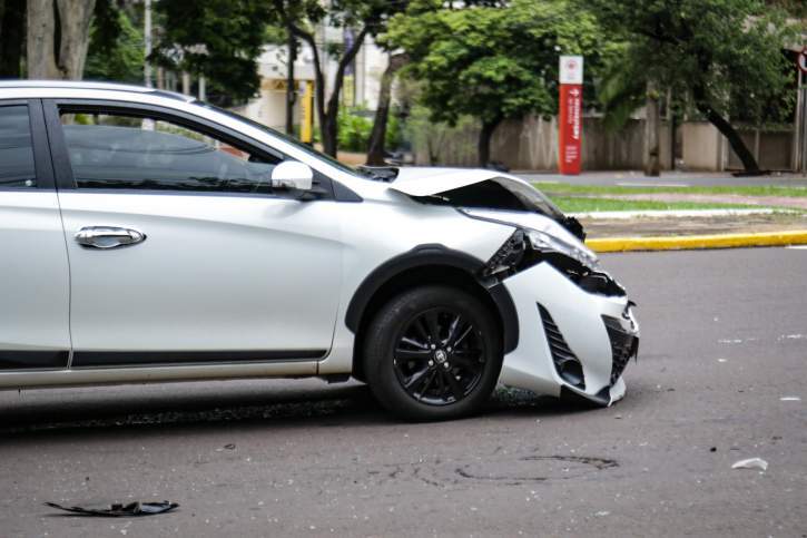 acidenteafonsopena2 - Motorista ‘fura’ sinal vermelho e provoca acidente com dois carros na Afonso Pena