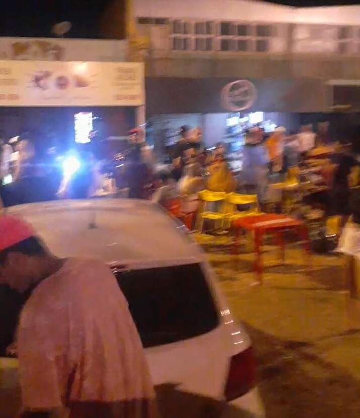 aglomeracao 4 - Moradores reclamam de aglomeração e som alto em conveniências de Campo Grande
