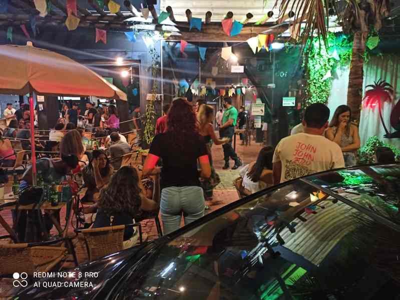 aglomeracao resenha bar 2 - VÍDEO: Com 200 pessoas, famoso bar de Campo Grande é interditado neste sábado