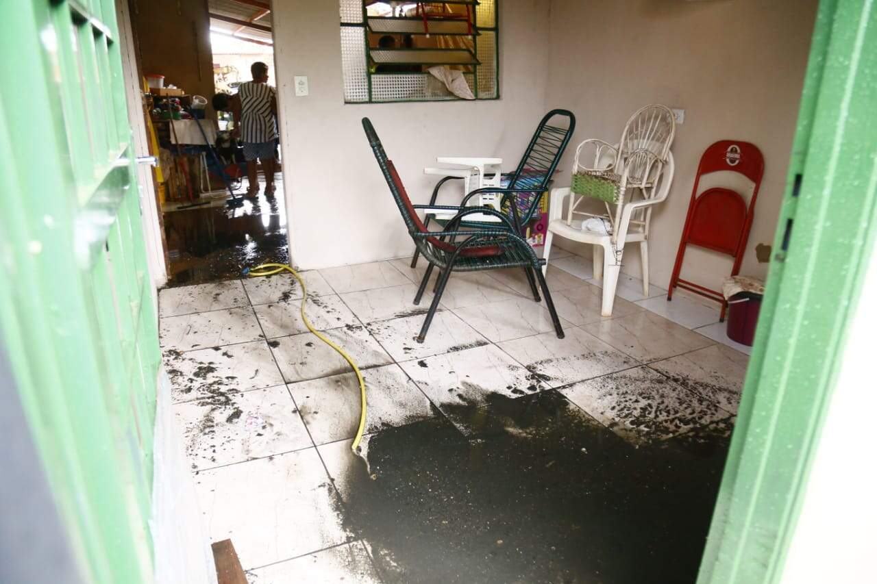 alagamento leonardo2 - VÍDEO: Chuva causa alagamento e fossa transborda em residência nas Moreninhas