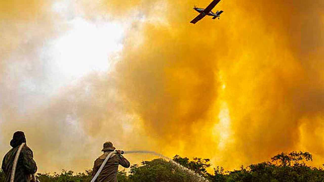 Aeronave agrícola realizando combate a incêndio florestal