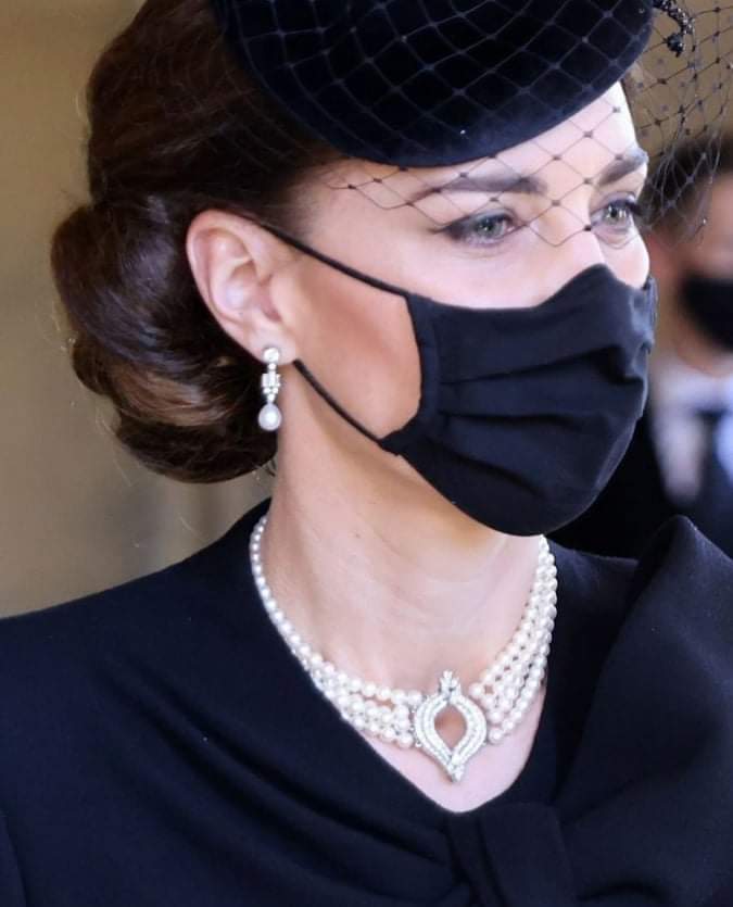 c98895b4 bb8c 458e b368 d7bdfb994665 - Em funeral de príncipe Philip, Kate Middleton usa colar da rainha já usado por Diana