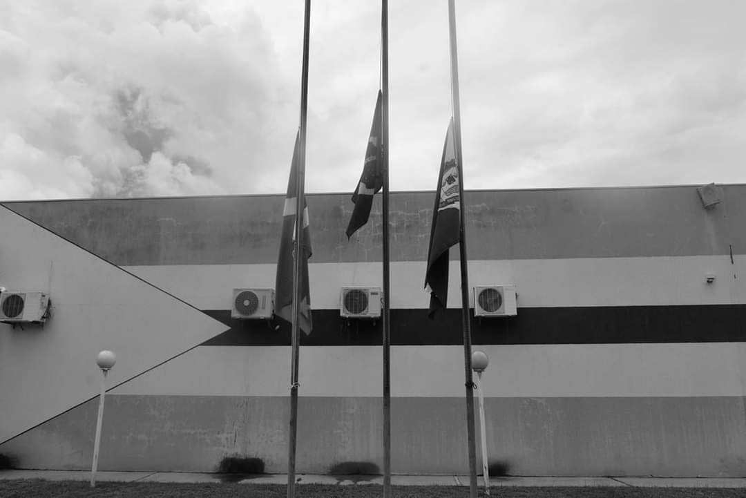 Câmara de Ribas presta sinal de luto com bandeiras em meio-mastro