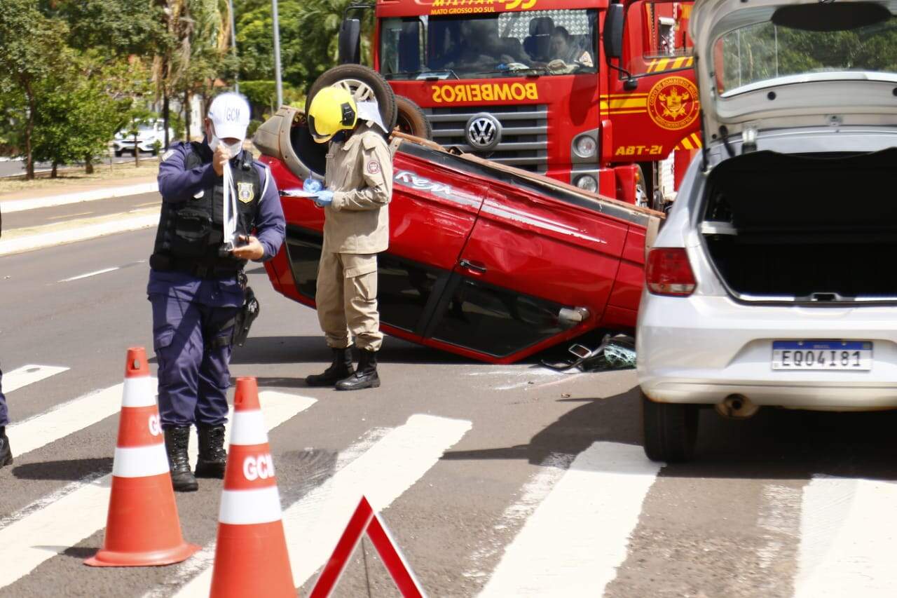 capotamento03 - Carro capota ao ser atingido por outro veículo em cruzamento no Jardim Paulista