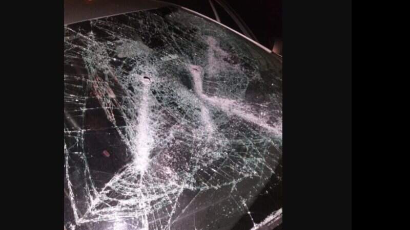 Revoltado, morador vandaliza carro estacionado em frente à garagem; veja  imagem