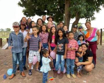 Criançada da fazenda que comeu os salgados
