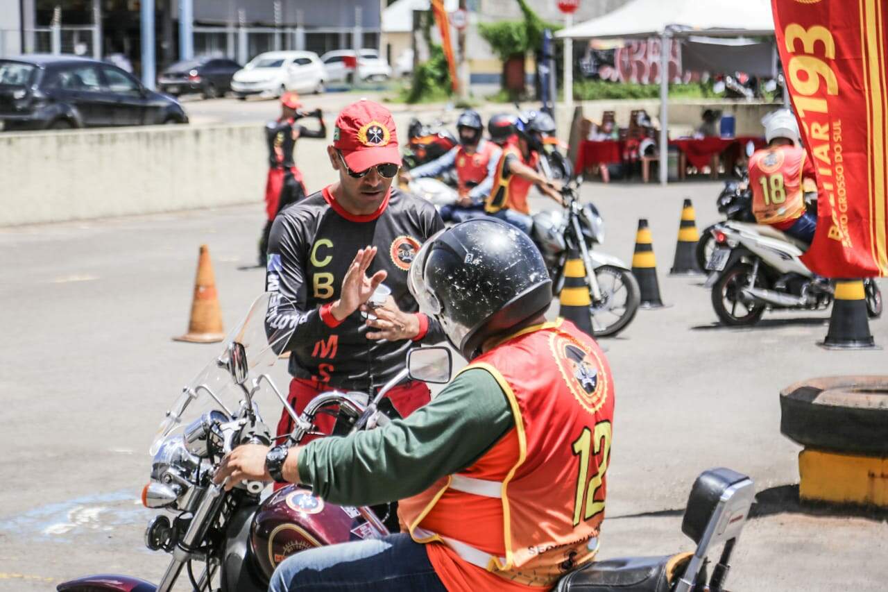 curso motosocorrista 1 - Durante treinamento dos bombeiros, motociclistas aprendem a socorrer feridos no trânsito e pilotagem segura