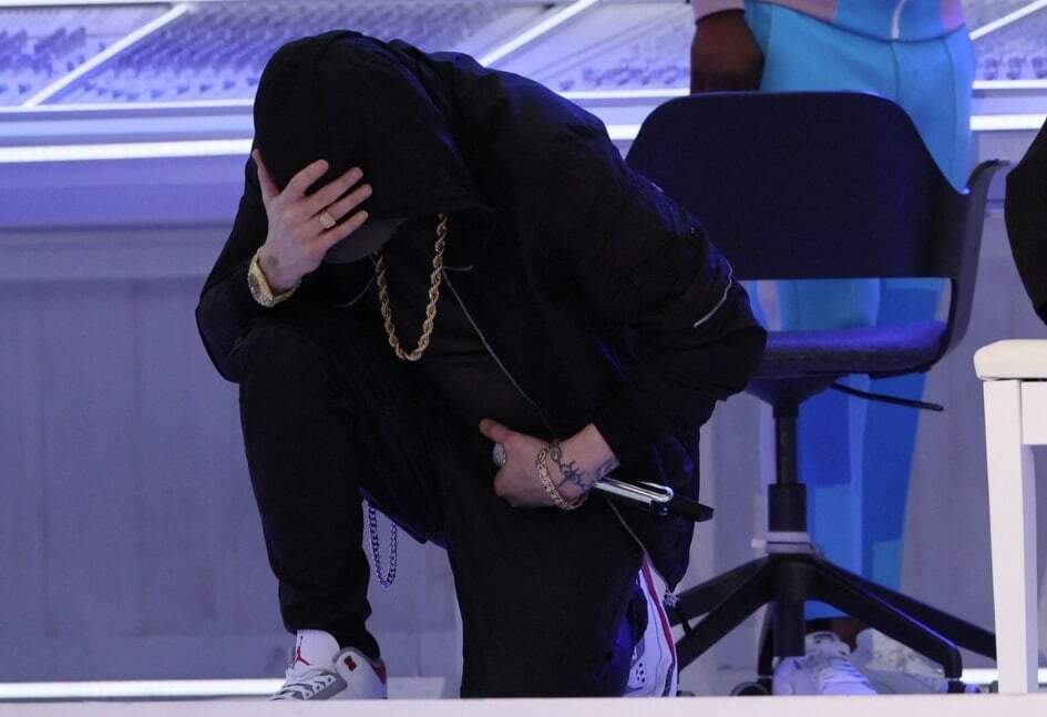 emi - Eminem se ajoelha no show do intervalo do Super Bowl