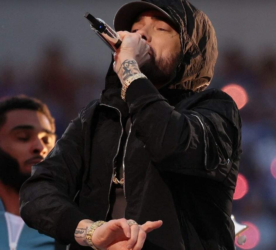 emi2 - Eminem se ajoelha no show do intervalo do Super Bowl