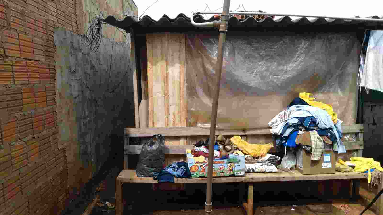 Família improvisou barraco após tempestades levarem tudo (Foto: Arquivo Pessoal)