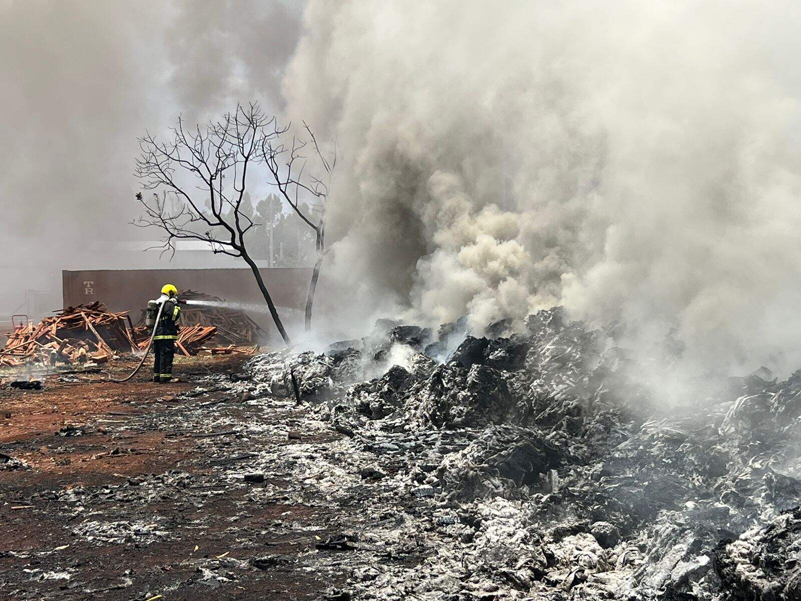 incendio3 - Incêndio em fábrica de caixa d'água de Campo Grande mobiliza Bombeiros