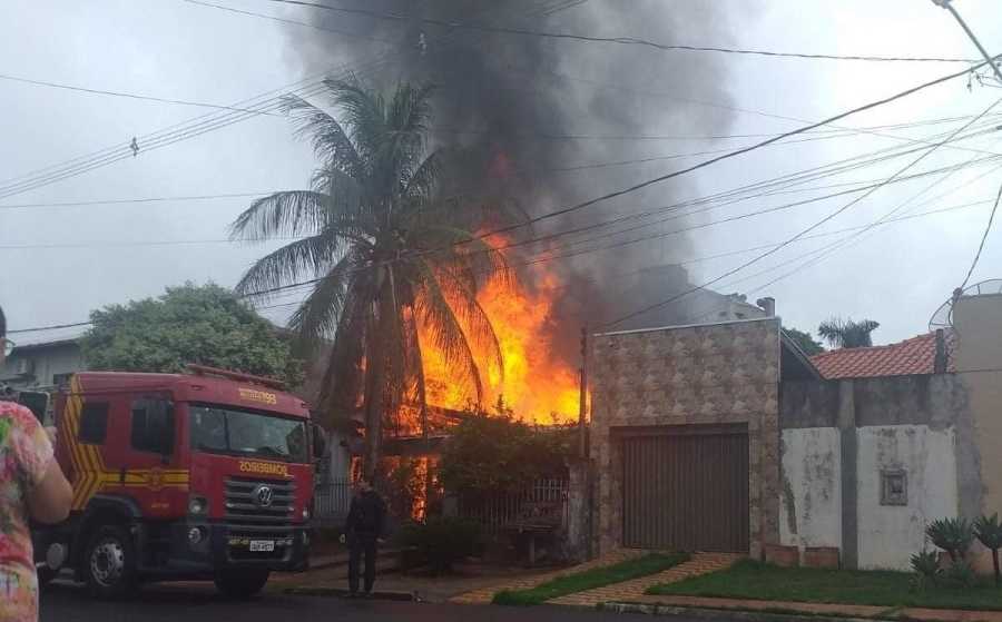 incendio navirai - Cachorro é resgatado de casa em chamas por PM que passava pelo local com equipe