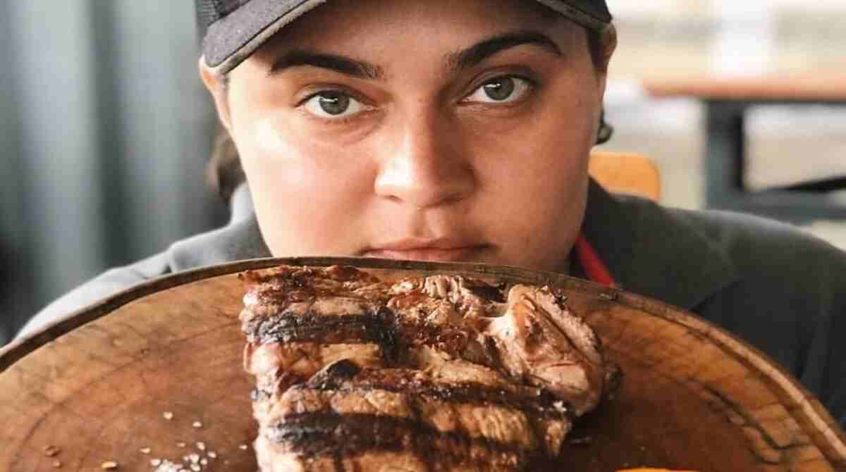 lari - Única churrasqueira em festival da carne em Campo Grande, Lariza mostra por que bota ‘brasa’