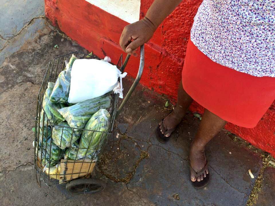 Para criar os filhos e manter a casa, ela caminha o dia inteiro há 30 anos