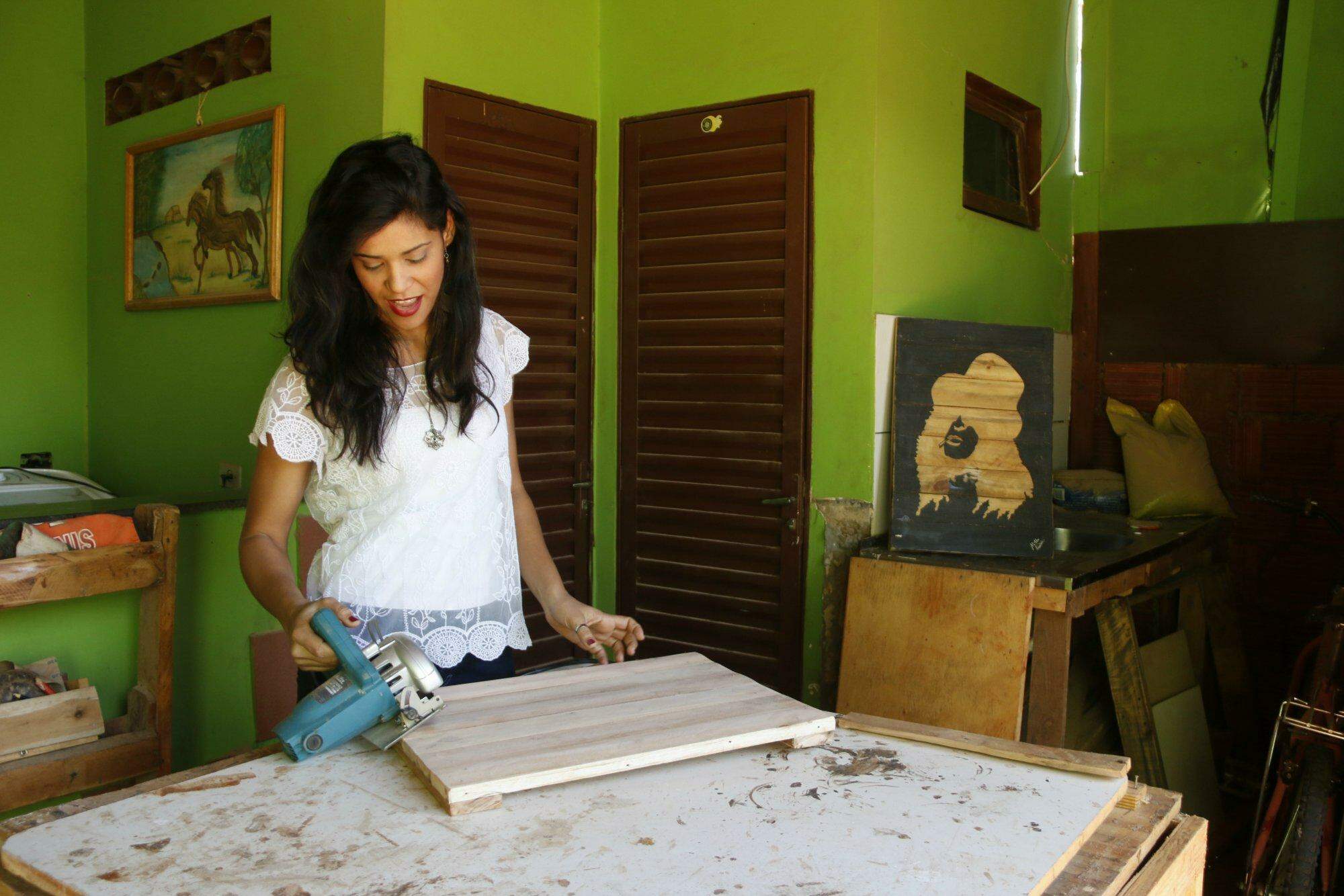 Artista reúne marcenaria, tinta e muito talento em novo ganha-pão: a pintura sobre paletes