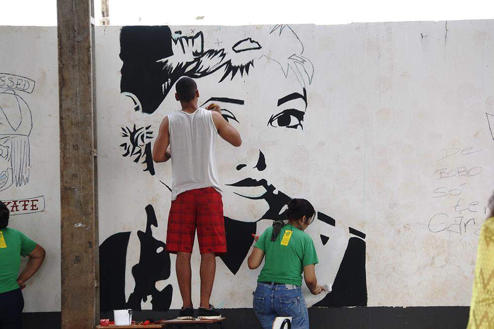 Em encontro de grafitagem na escola, talento do desenhista Thomas se sobressaiu