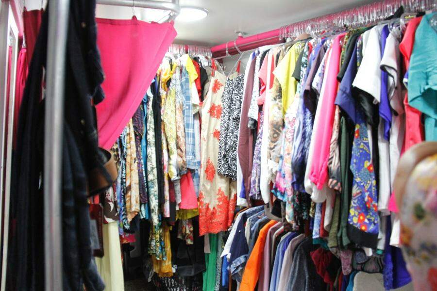 Boutique sobre rodas: aposentada personaliza e monta loja de roupas em Van