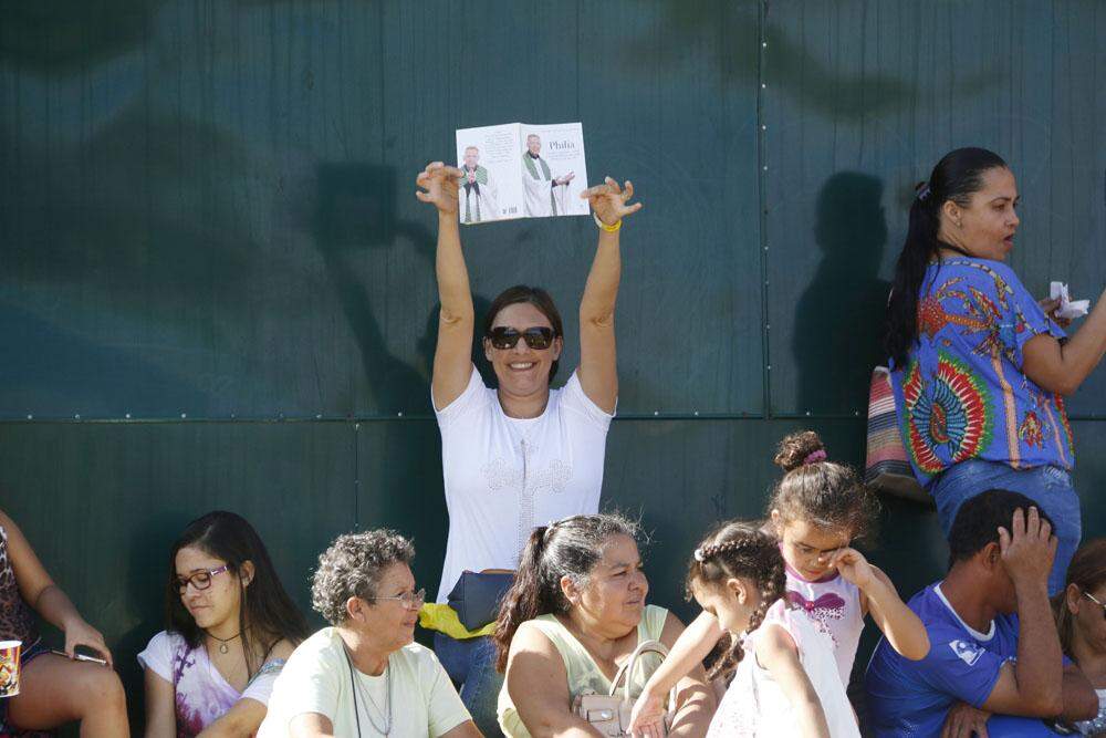 Maria Freire estava radiante a espera do Padre