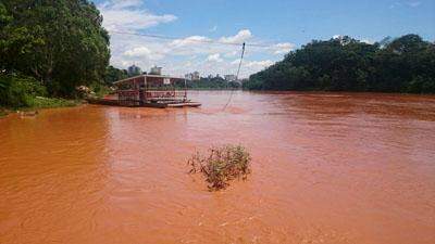 Rio Doce virou 'mar de lama' (Guilherme Martins)