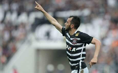 Edu Dracena comemora terceiro gol do Corinthians