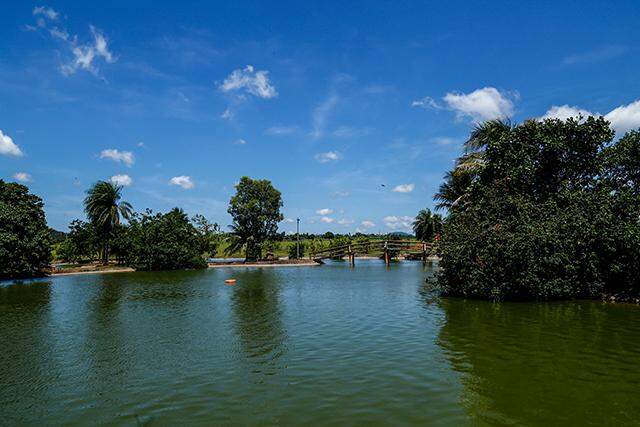 Árvores e lago artificial deram mais vida ao pasto que abriga o hotel (Cleber Gellio)