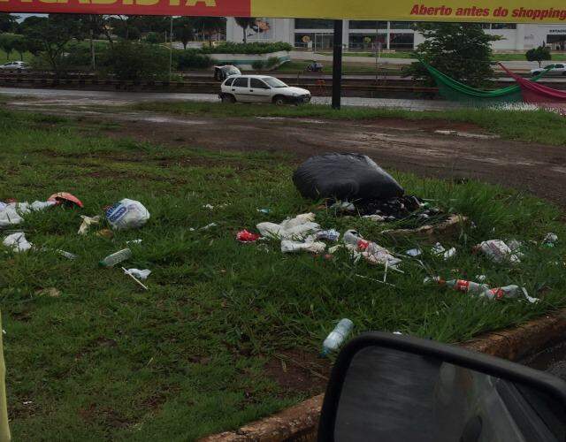 Leitora flagrou lixo na Avenida Presidente Ernesto Geisel