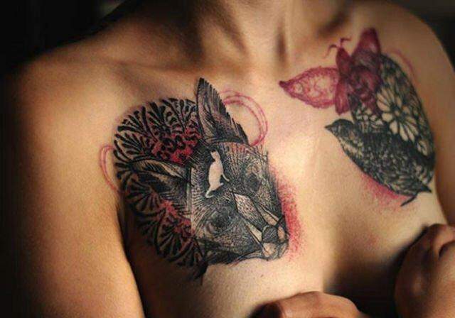 Nos traços de tatuador, cicatrizes do câncer de mama viram desenhos e cores