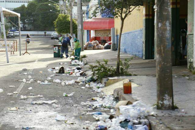 Equipes da Prefeitura realizam limpeza (Cleber Gellio)