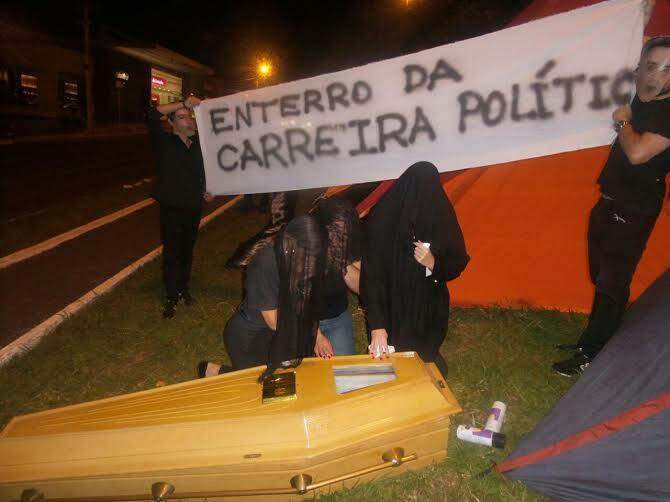 Protestos desta segunda têm até enterro simbólico de político anti-impeachment