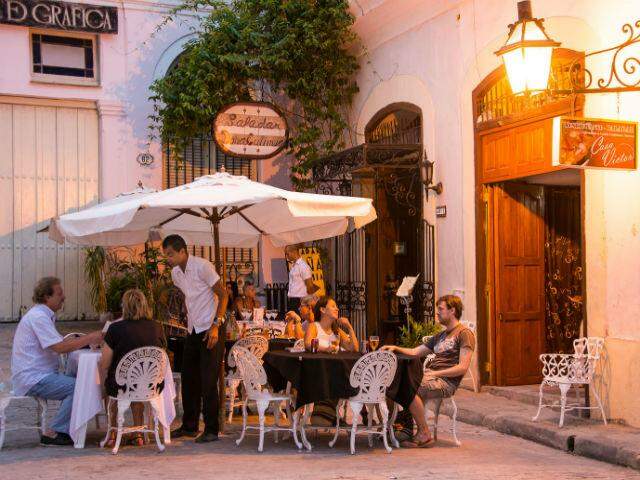 Após a abertura para pequenos negócios próprios, os paladares puderam colocar mesas em frente aos restaurantes, principalmente no centro de Havanna / Foto: Tripadvisor/Divulgação