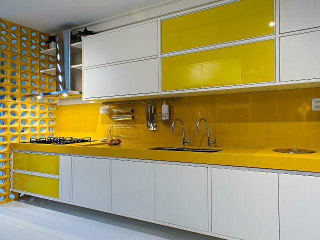 Armário da cozinha mistura branco e amarelo. 