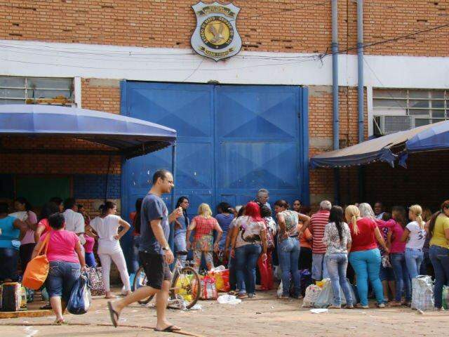 E na frente da prisão masculina, centenas de mulheres e crianças aguardam para visitar os presos / Foto: Marithê Lopes