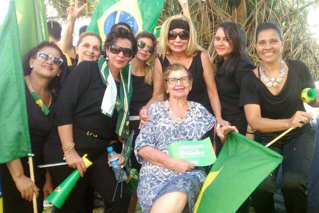 Manisfestantes durante protesto na Av. Afonso Pena