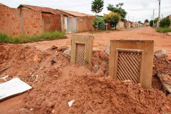 Moradores do Oiti fecham rua com restos de entulho de enxurrada