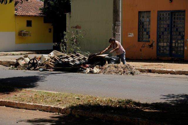 Na Avenida Florestal moradores reúnem lixo para que Prefeitura recolha - Cleber Gellio/Midiamax