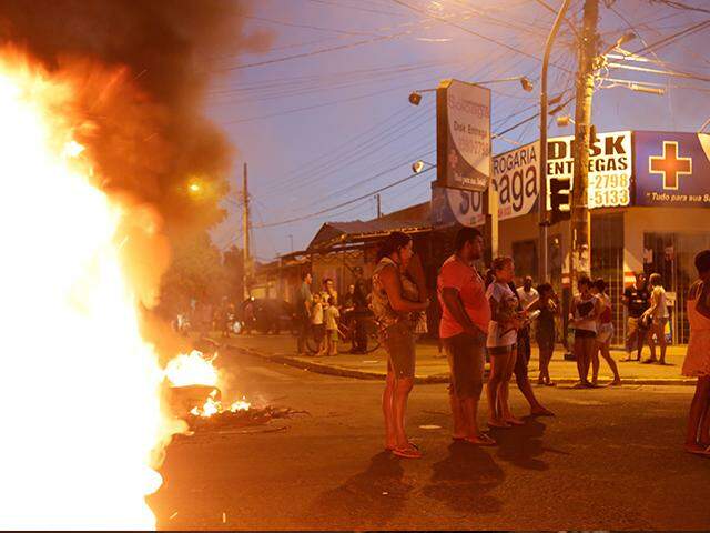Moradores atearam fogo em pneus e dejetos para protestar por morte / Foto: Henrique Kawaminami