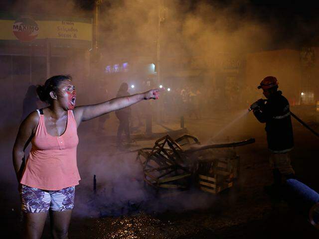 Protesto continua mesmo quando Corpo de Bombeiros apaga o fogo / Foto: Henrique Kawaminami