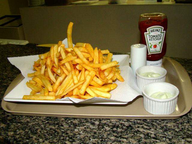 Batata frita é para comer com os amigos em vários pontos da cidade / Foto: Campo Grande Net/Divulgação