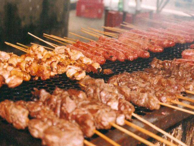 Espetinho é a típica comida de rua que faz sucesso / Foto: Portal Street Food/Divulgação