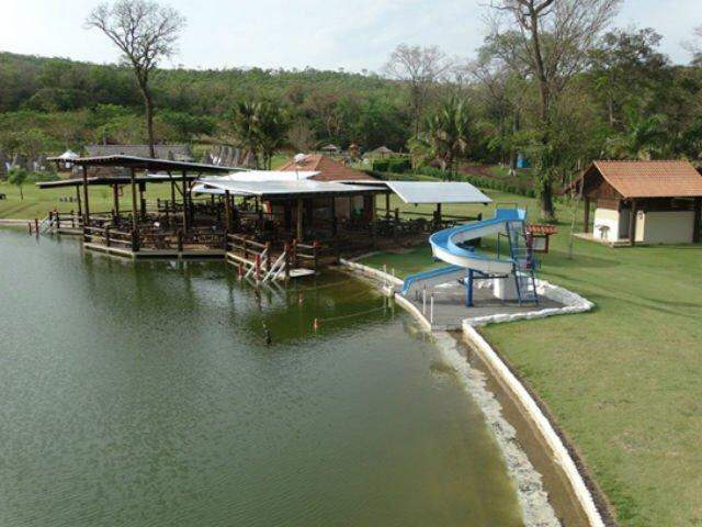 Espaço da Fazenda Piana possui deckbar e tobogãs na piscina / Foto: Divulgação