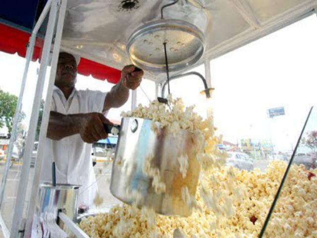 Baiano serve pipoca com queijo há 35 anos no mesmo ponto / Foto: Arquivo pessoal
