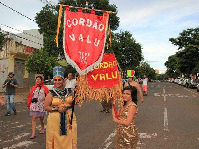 Silvana, com o estandarte à frente, perpetua a tradição dos blocos de Carnaval / Foto: Divulgação