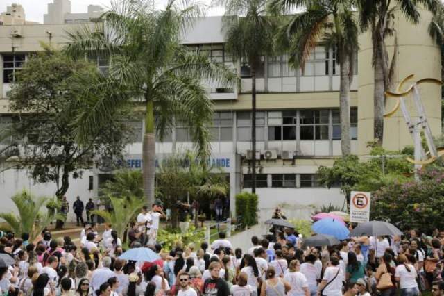 Em greve, servidores organizam churrasco em frente à Prefeitura