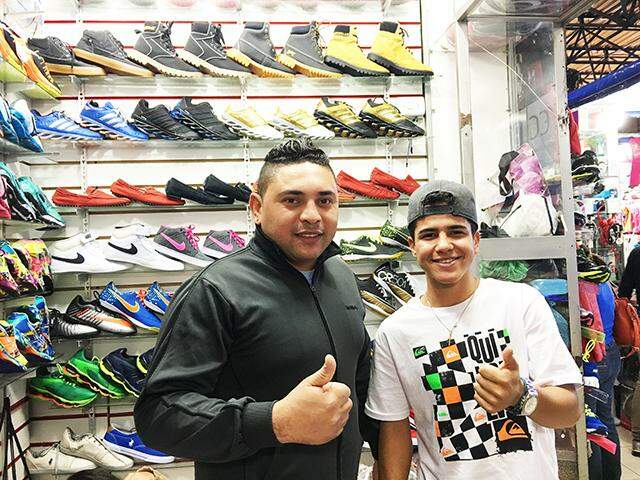Claudio e Juninho, dupla imbatível na venda de calçados / Guilherme Cavalcante