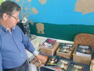 Diretor distribuiu parte dos livros na comunidade, já que não foram usados na escola