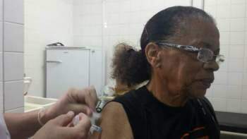 Postos de saúde ficam lotados em último dia de campanha de vacinação