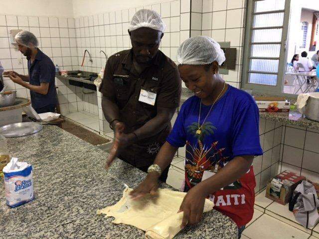 Haitianos com a mão na massa para o famoso pastel / Guilherme Cavalcante