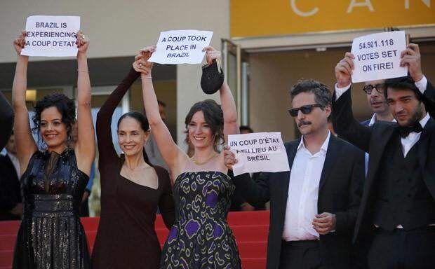 Da esq. para dir., Maeve Jinkings, Sonia Braga, Carla Ribas, o diretor Kleber Mendonça Filho e o ator Humberto Carrão protestam contra o impeachment da presidente Dilma no Festival de Cannes (Foto: REUTERS/Jean-Paul Pelissier)